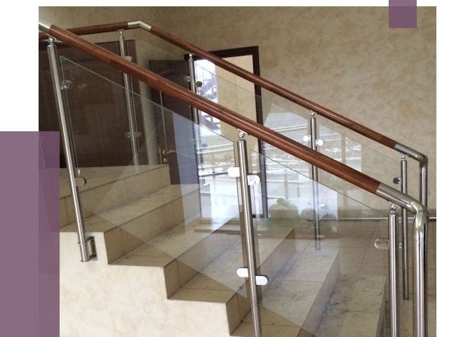 Комбинированные перила из металла и дерева в Евпатории