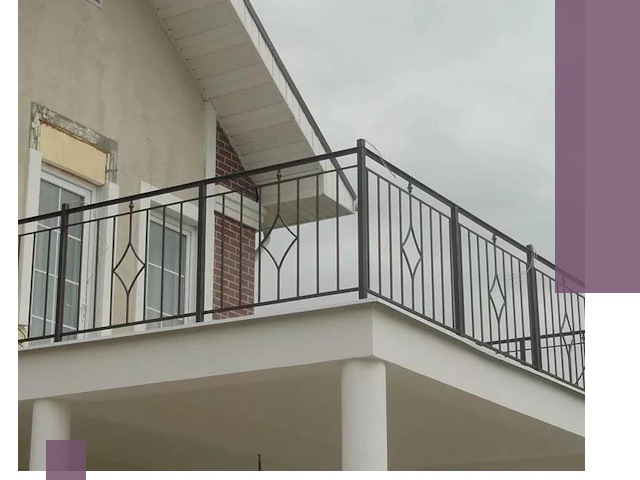 Изготовление балконных ограждений в Евпатории из металла и стекла