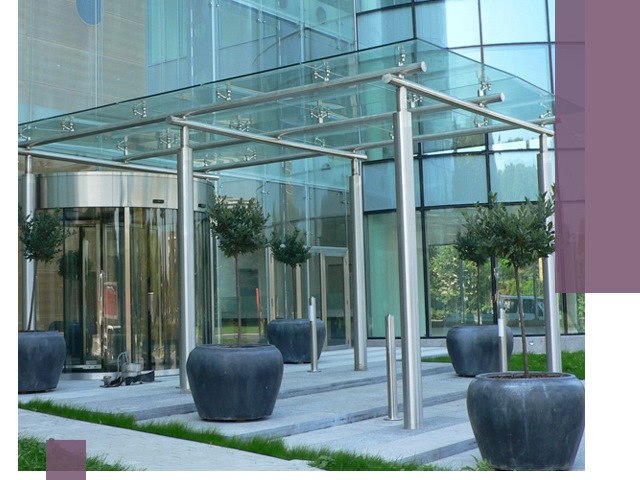 Навесы из стекла на заказ в Евпатории — монтаж и установка