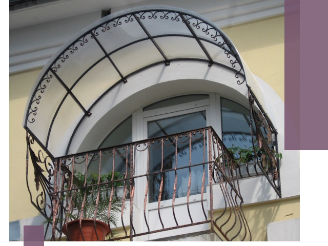 Козырьки над балконом в Евпатории — изготовление и монтаж