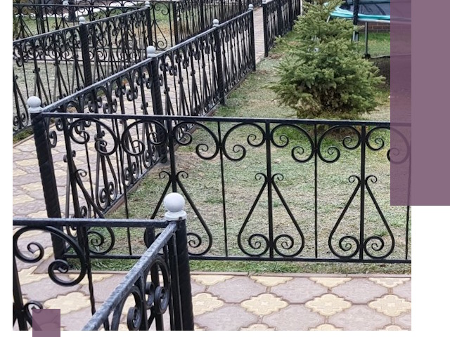 Кованые газонные ограждения под ключ в Евпатории